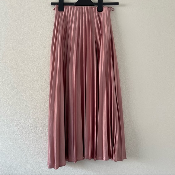 Zara pink satin effect pleated skirt XS - Picture 3 of 3
